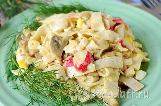 Салат с крабовыми палочками и жареными яйцами