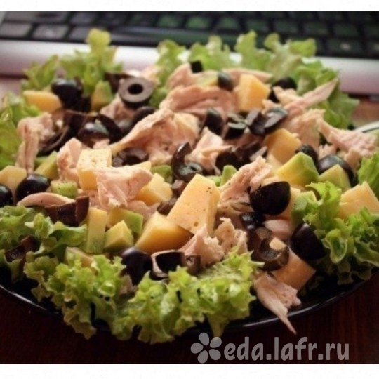 Салат с оливками и курицей