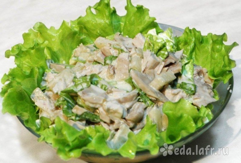 Салат с курицей, сельдереем и ананасами