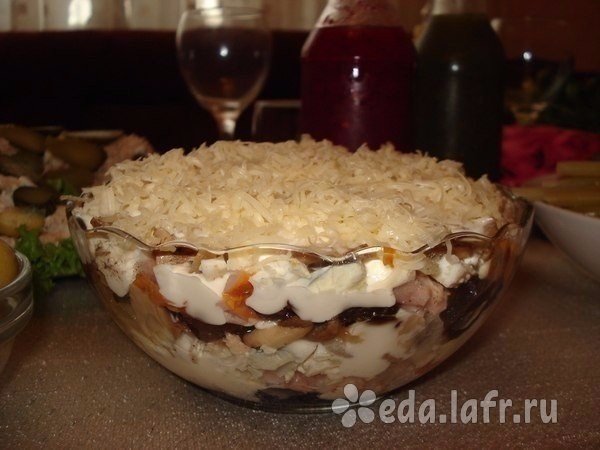 Салат с курицей и черносливом 