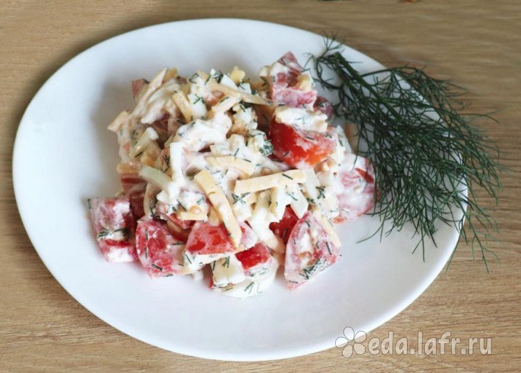 Вкусный салат с помидорами, яйцом и сыром
