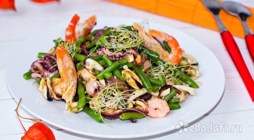 Овощной салат с морепродуктами