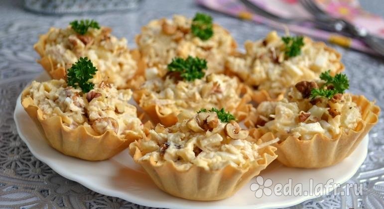 Салат с курицей и ананасами в тарталетках