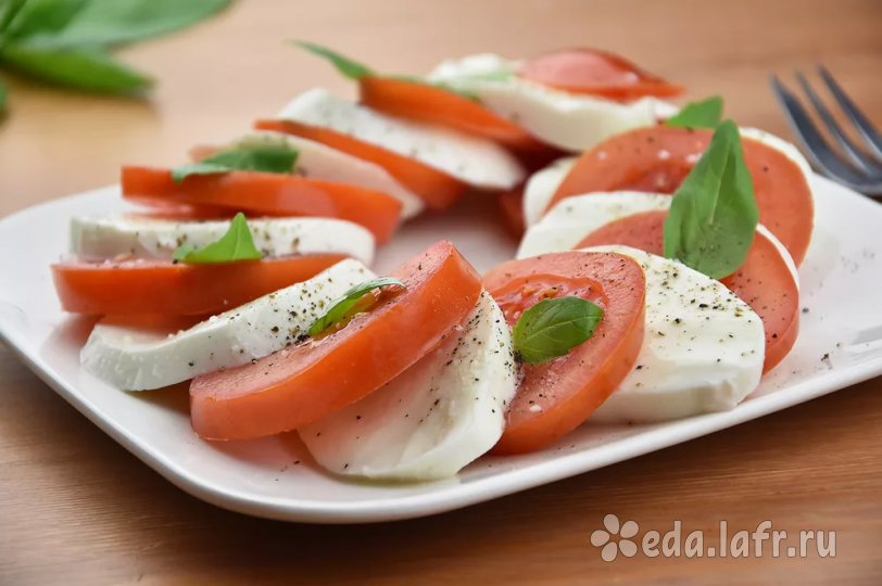 Салат из хурмы с моцареллой