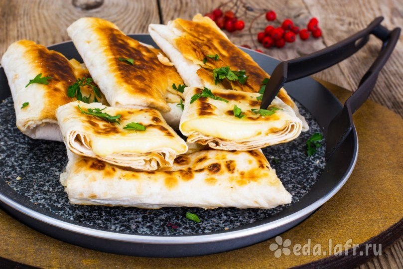 Лаваш с сыром и зеленью на сковороде