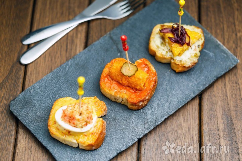 Канапе с ананасами, курицей и апельсинами