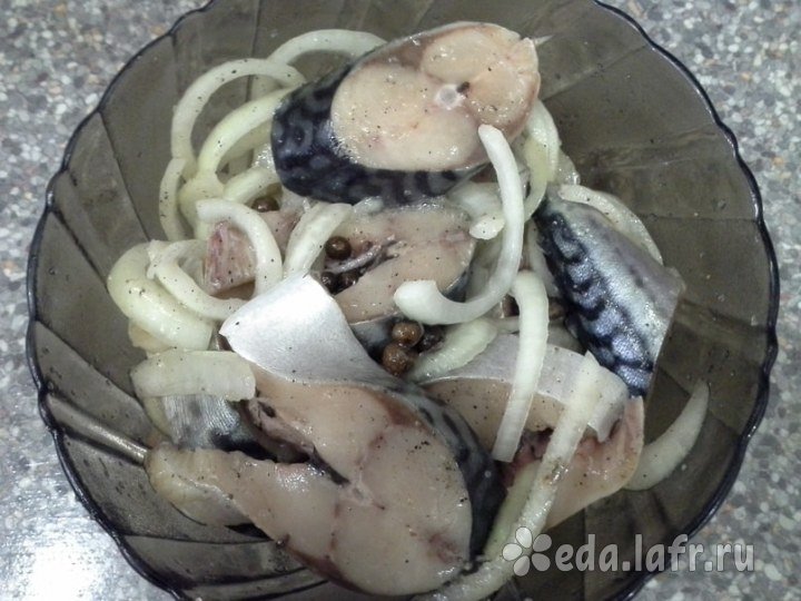 Соленая скумбрия с луком под гнетом