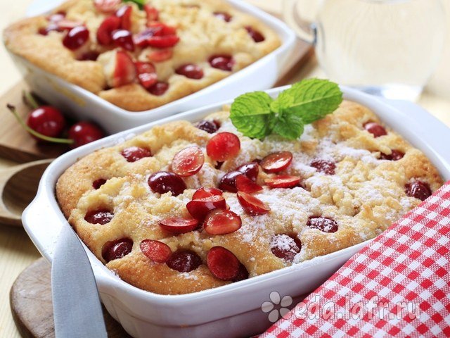 Шарлотка с черешней